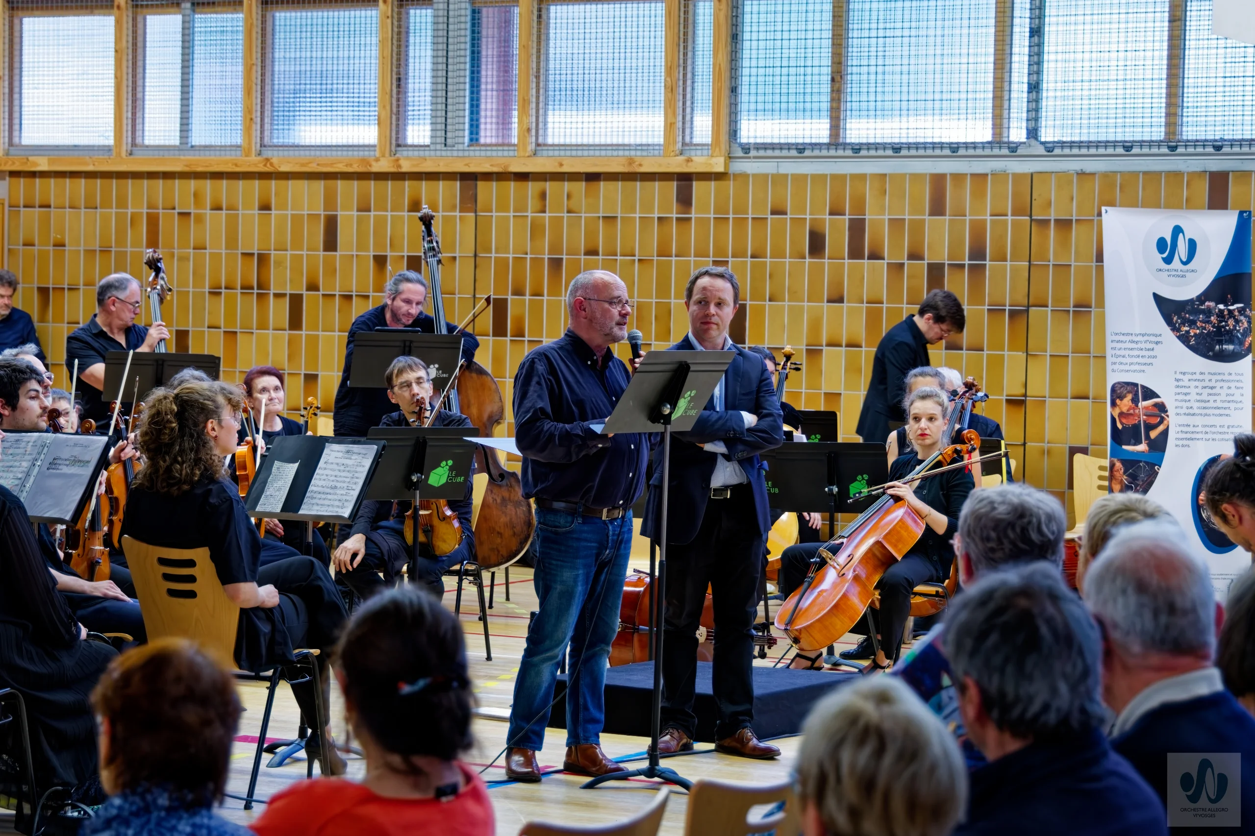 Maire et Président d'agglo qui parlent, orchestre derrière